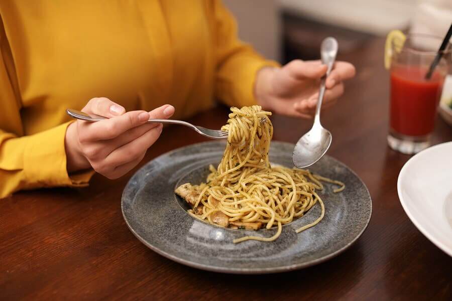 Comer carboidratos no jantar engorda?