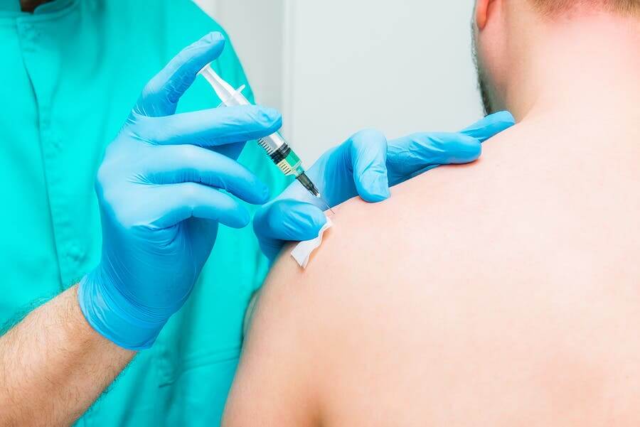 Médico injetando medicamento