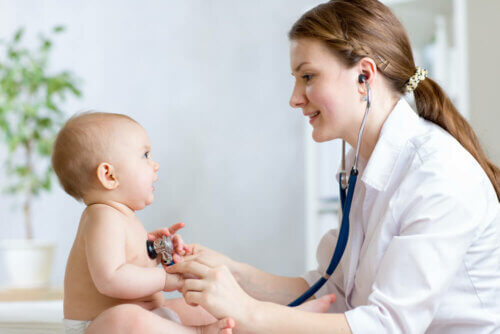 Pediatra examinando bebê