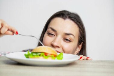 Comer demais: consequências e conselhos para evitar este hábito