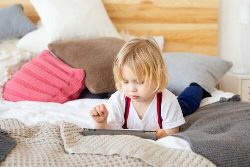 Criança pequena usando tablet