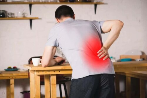 Homem com dor nas costas
