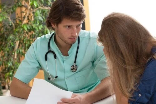 Mulher em consulta médica