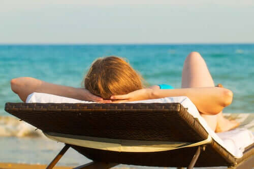 Mulher tomando sol na praia