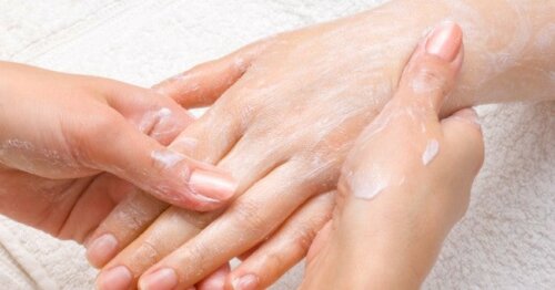 Massagem hidratante nas mãos