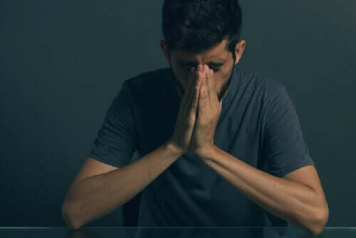 Homem viciado em pornografia