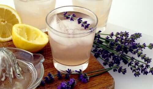 Limonada calmante de lavanda