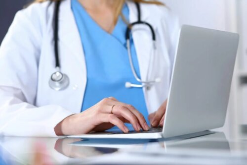 Médica atendendo por telemedicina