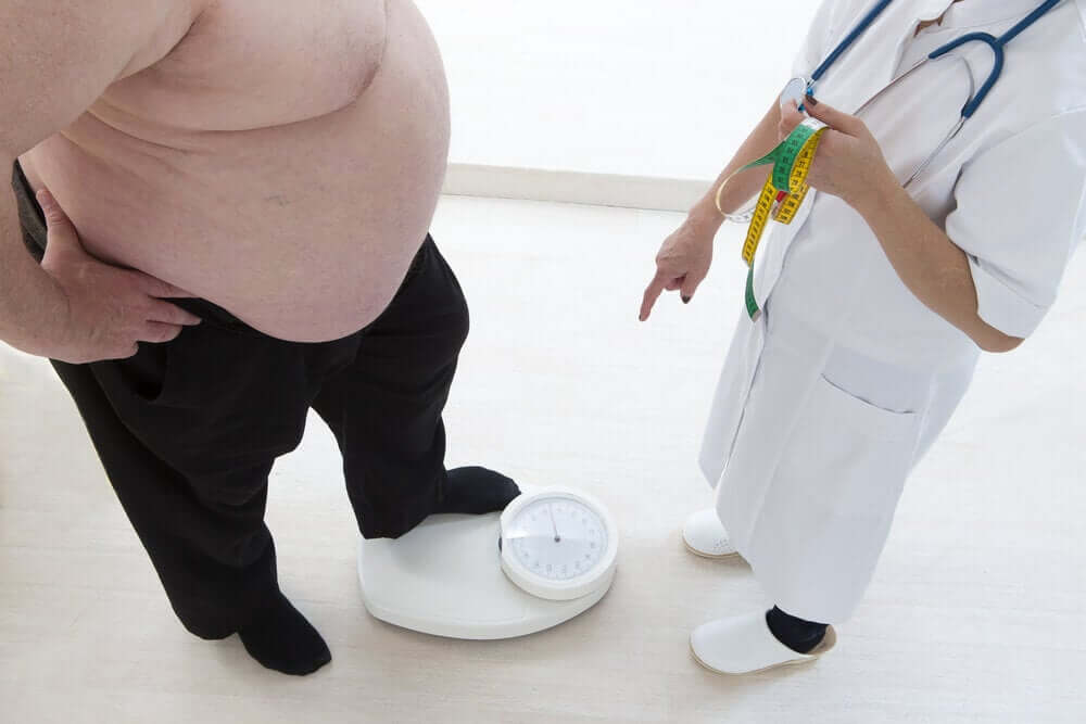 Homem obeso se pesando