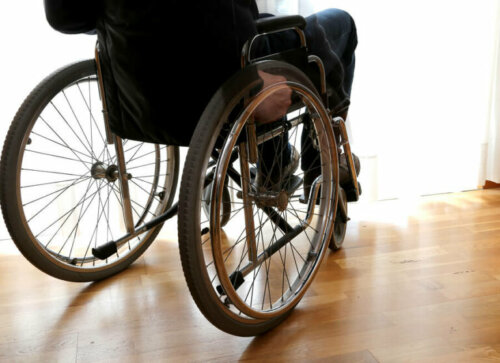 Esclerose múltipla: pessoa na cadeira de rodas