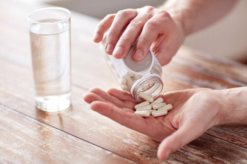 Pessoa tomando medicamentos