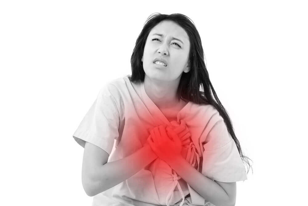Mulher tendo ataque cardíaco