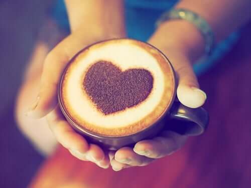 Qual é a relação entre o consumo de café e os ataques cardíacos?