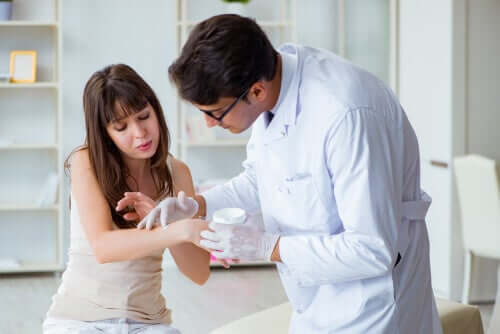 Rash cutâneo: sintomas, causas e tratamento