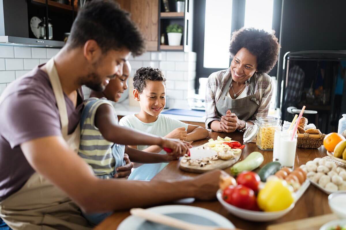 Família cozinhando junta