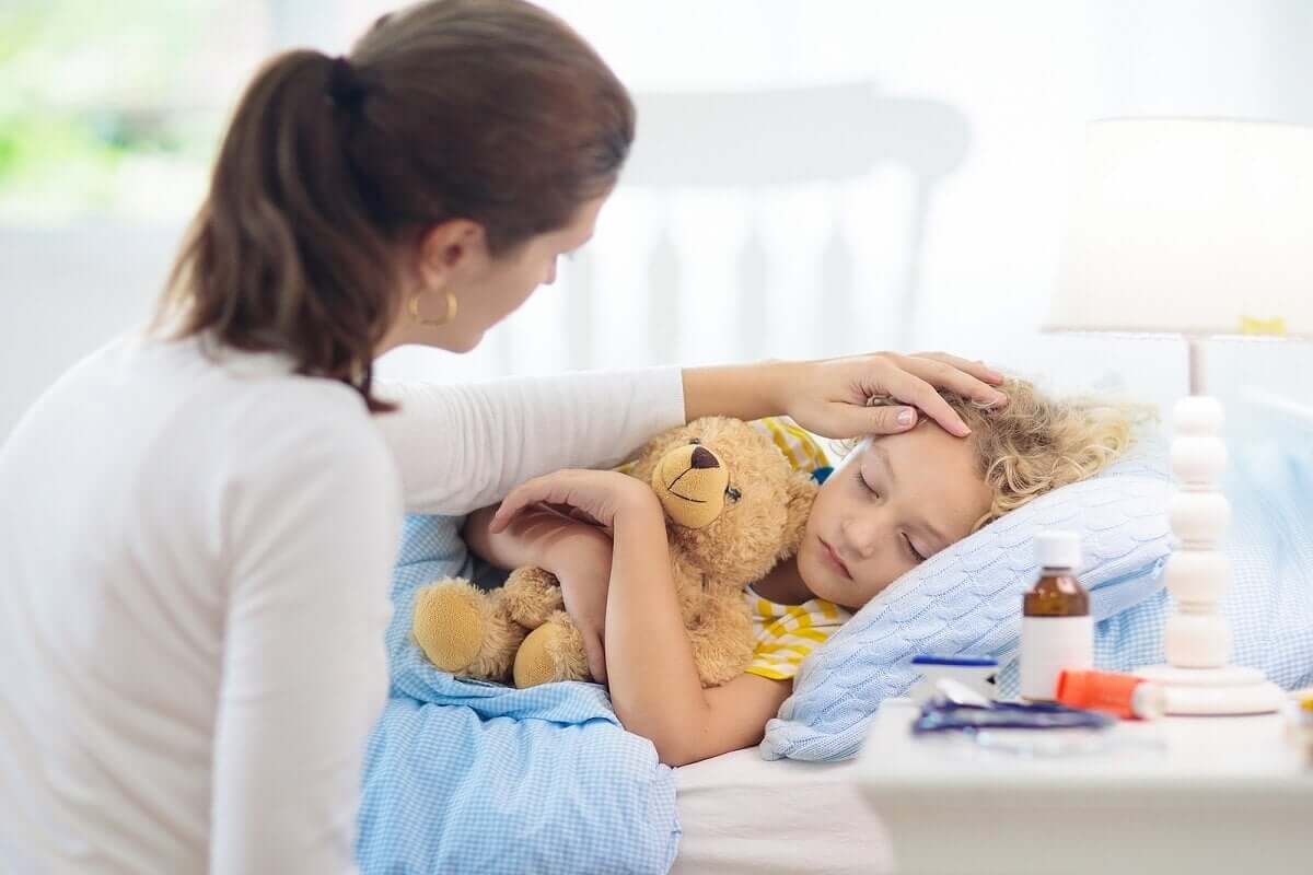 Mãe cuidando de criança doente