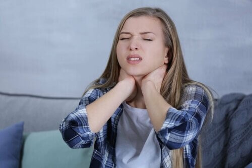 Adolescente com dor de garganta