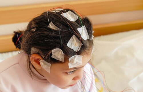 Criança fazendo eletroencefalograma