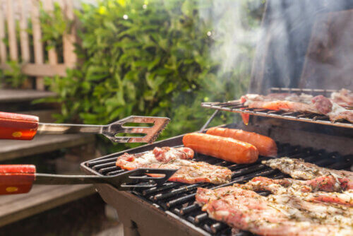 Fazer carnes no churrasco