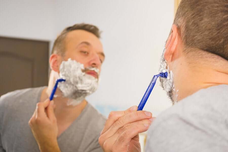 Homem fazendo a barba