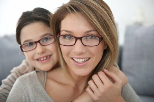 Mãe e filha usando óculos