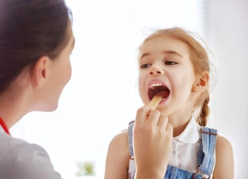 Médica examinando menina