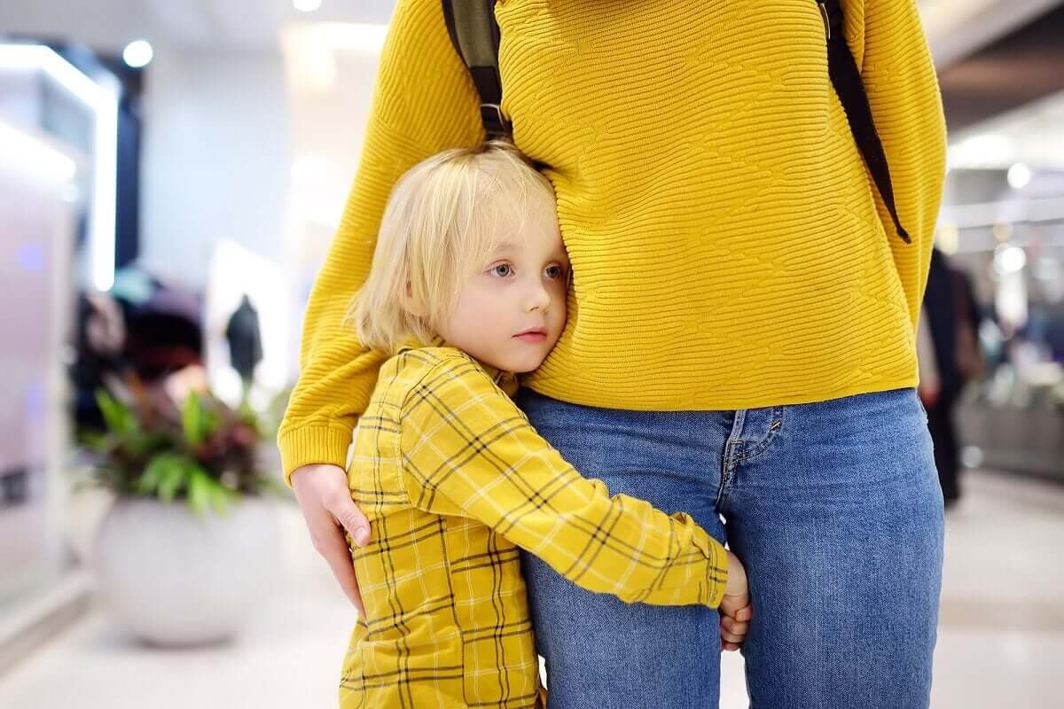 Filho abraçado com a mãe