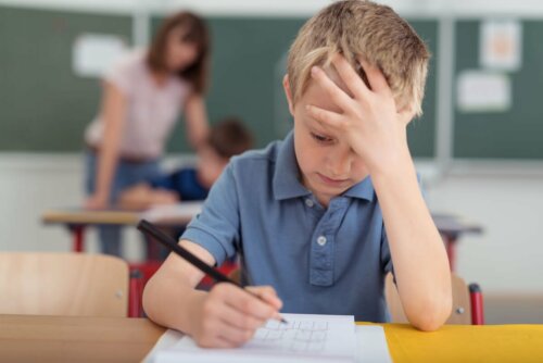 Menino com enxaqueca na escola