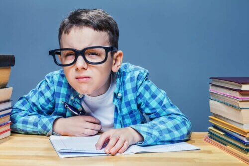 Menino enxergando mal