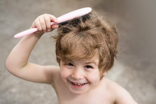 Menino penteando o cabelo