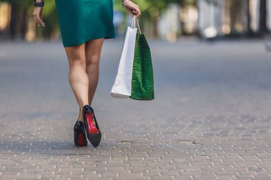 Mulher com sacolas de compras
