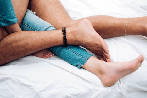 Casal junto na cama