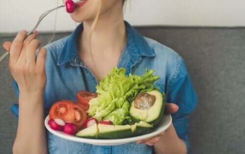 Qual é a importância de uma alimentação saudável no verão?