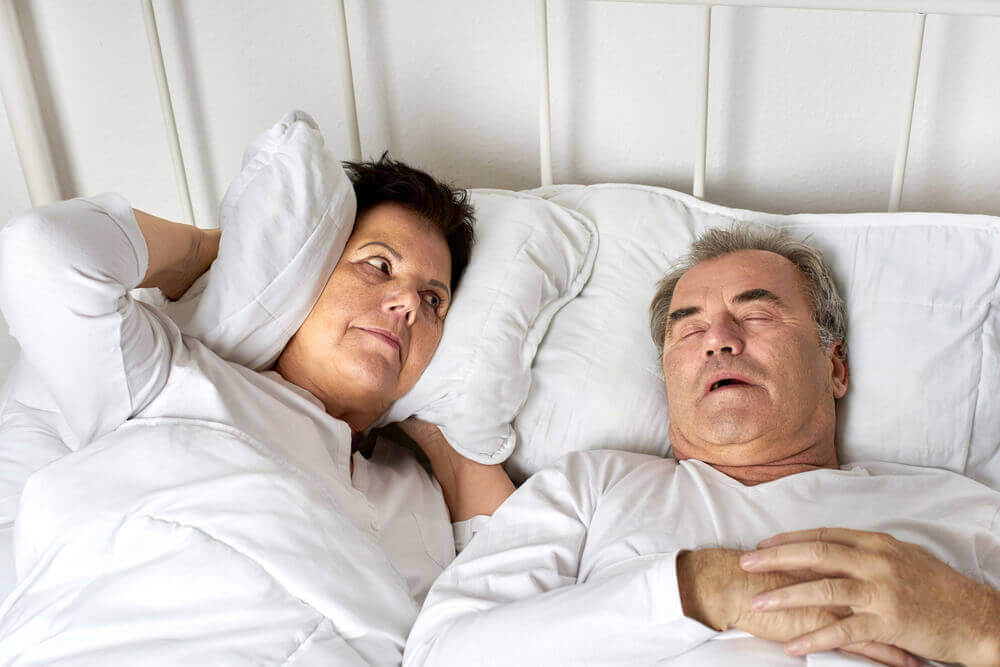 Homem roncando à noite