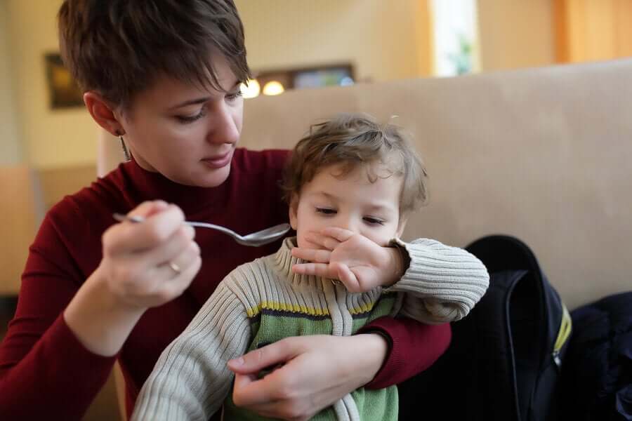 Mãe tentando fazer o filho comer