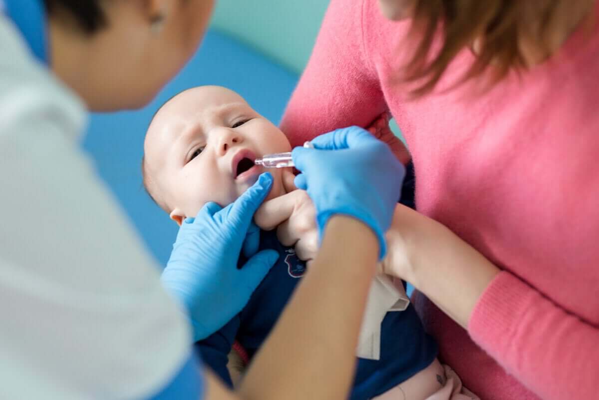 Bebê tomando vacina