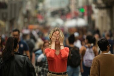 Quais são os sintomas da agorafobia?