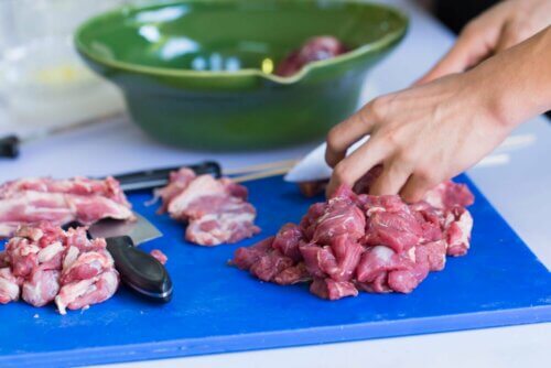Cuidados ao manipular carnes cruas