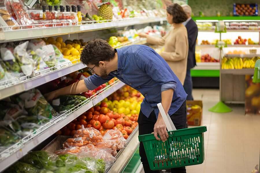 Homem comprando verduras