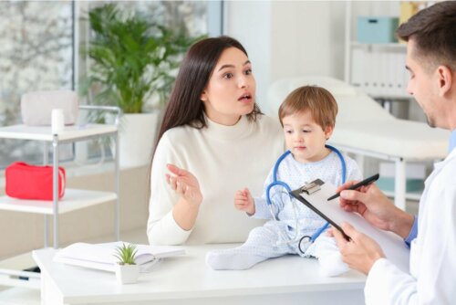 Mãe questionando pediatra