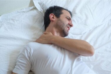 Dicas para dormir bem com tendinite no ombro