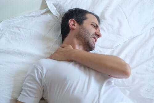 Dicas para dormir bem com tendinite no ombro