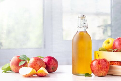 Garrafa com vinagre de maçã