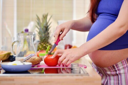 Mulher grávida cozinhando