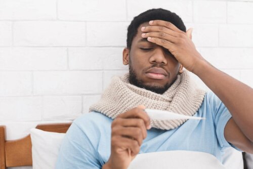 Homem em casa com febre