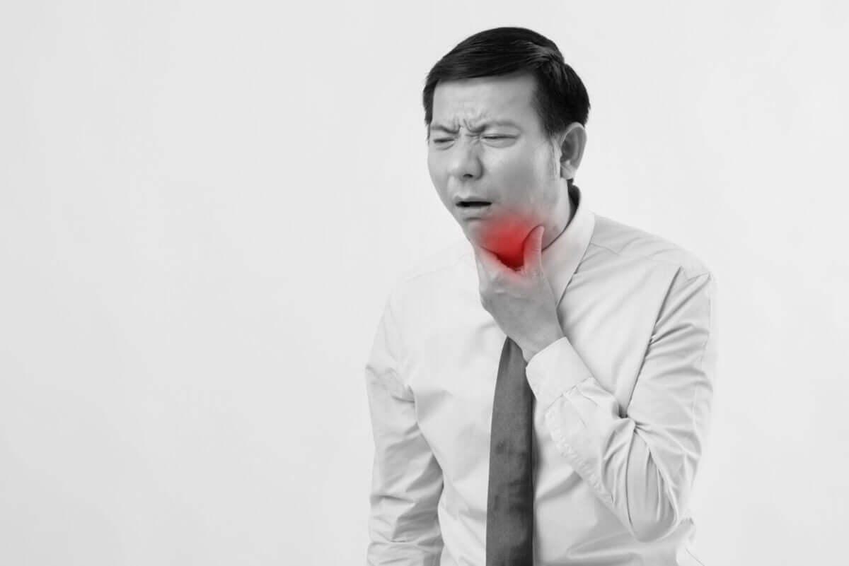 Homem com tosse e dor de garganta