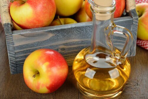 Jarra com vinagre de maçã