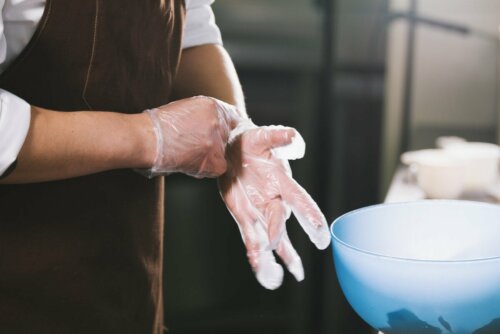 Usar luvas para cozinhar