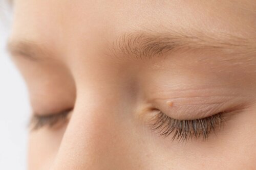 Mulher de olhos fechados