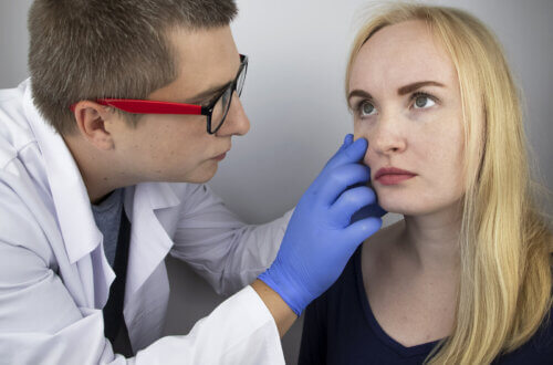 Médico examinando olho